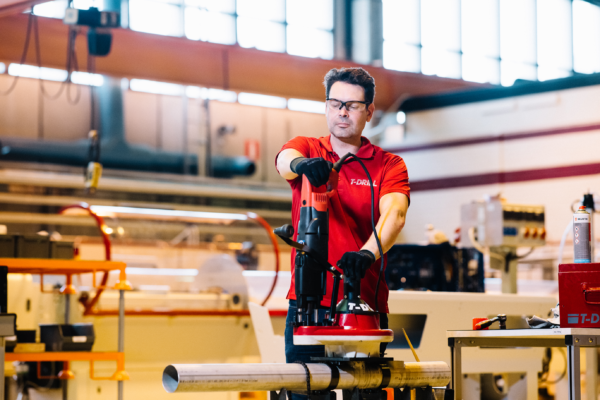 T-DRILL_PLUS_115_SS_Portable_Collaring_System_in_action